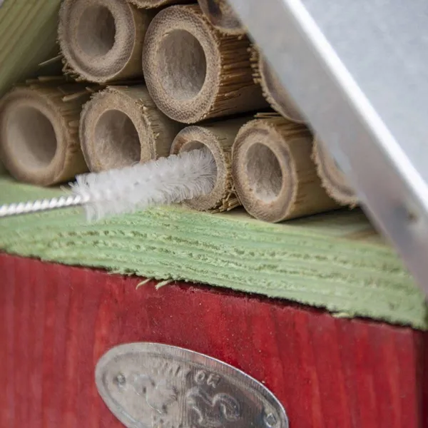 Esschert Design Insektenhotel XL Natur & Rot mit Reinigungsbürste