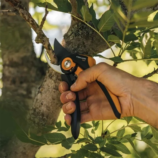 FISKARS® Plus™ SmartFit Bypass-Gartenschere P541