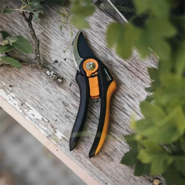 FISKARS® Plus™ SmartFit Bypass-Gartenschere P541