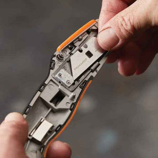 FISKARS® PRO CarbonMax Universalmesser mit einziehbarer Klinge