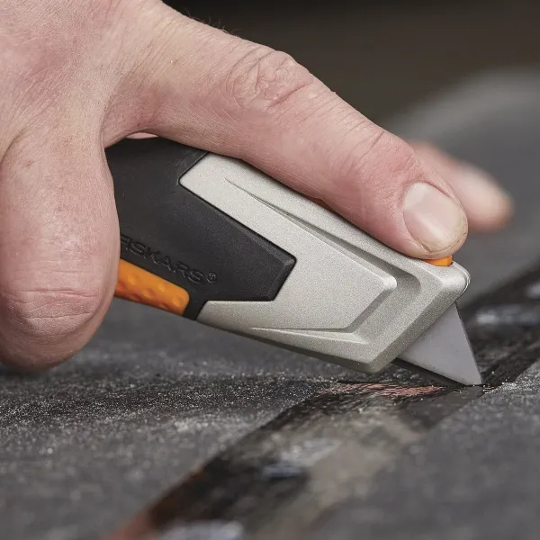 FISKARS® PRO CarbonMax Universalmesser mit einziehbarer Klinge