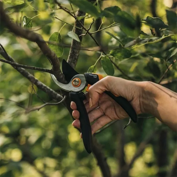 FISKARS® Solid™ Bypass-Gartenschere M P321