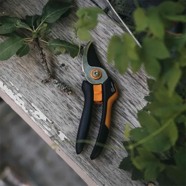 FISKARS® Solid™ Bypass-Gartenschere M P321