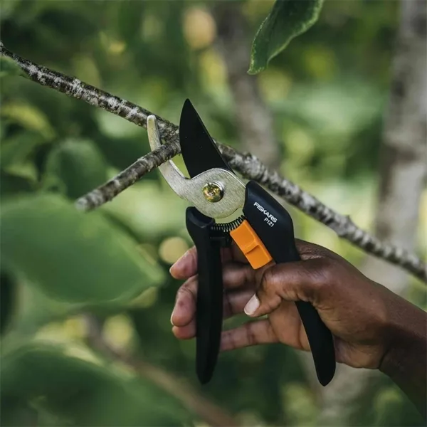 FISKARS® Solid™ Bypass-Gartenschere P121