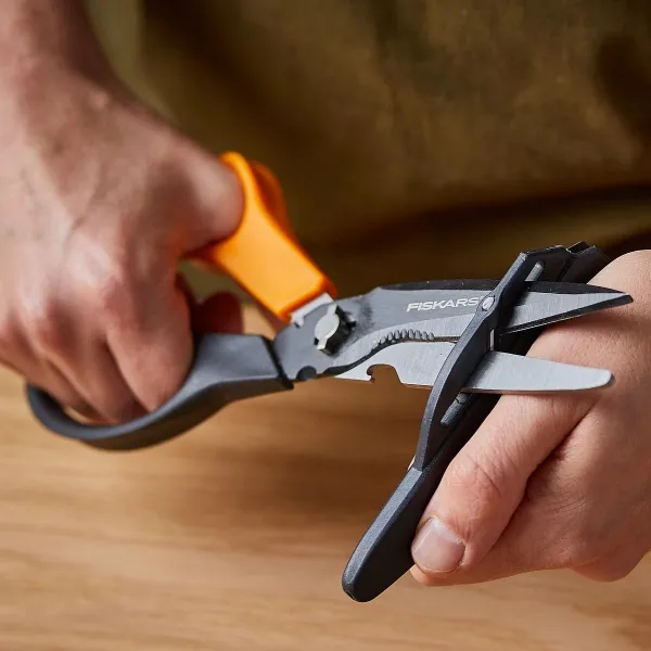 FISKARS® Solid™ Cuts+More Mehrzweckschere SP341