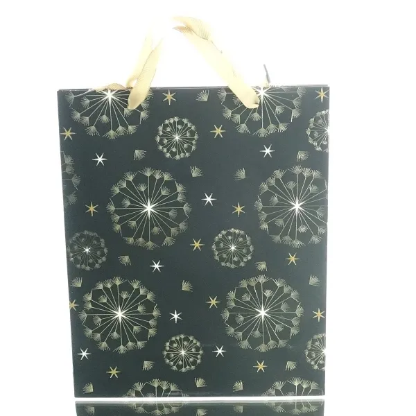 Geschenktasche Schwarz mit weihnachtlichem Muster & Griff 18 x 24 cm - Papier