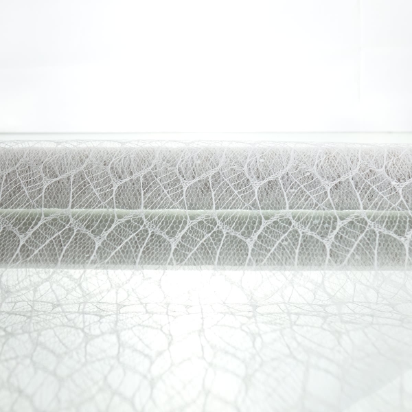 Kaemingk Dekorstoff Weiß mit Blattstruktur aufgerollt 200 x 35 cm - Polyester