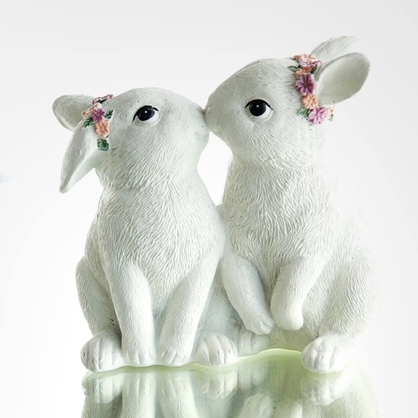 Oster-Deko Süßes Häschenpaar mit Blütenkränzen - Polyresin