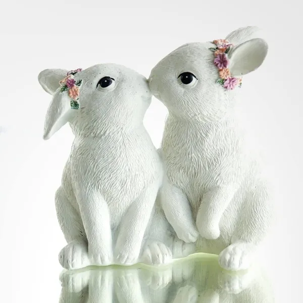 Oster-Deko Süßes Häschenpaar mit Blütenkränzen - Polyresin Oster-Deko Süßes Häschenpaar mit Blütenkränzen - Polyresin
