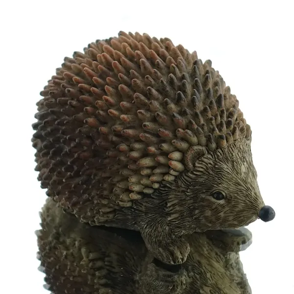 Weihnachtsfigur Igel Igor Braun 12 x 8 cm - Polyresin Weihnachtsfigur Igel Igor Braun 12 x 8 cm - Polyresin