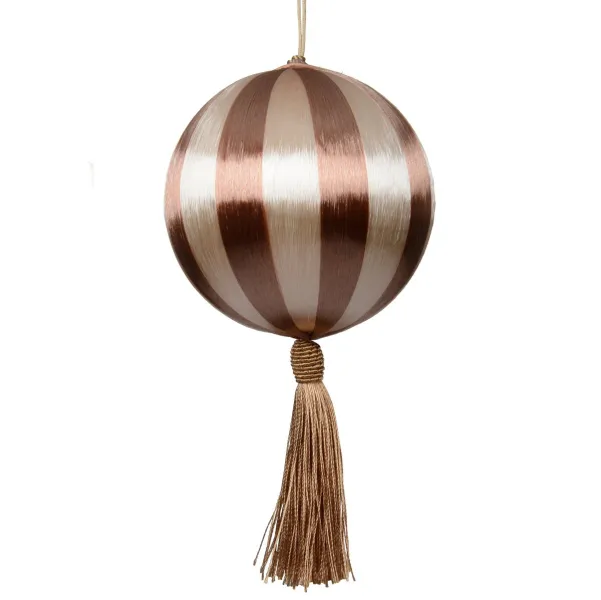 Weihnachtskugel gestreift Champagnerfarben/braun mit Quaste Ø 10 cm - Seide & Schaumstoff Weihnachtskugel gestreift Champagnerfarben/braun mit Quaste Ø 10 cm - Seide & Schaumstoff