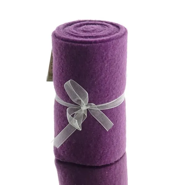 Wollfilzstreifen Aubergine violett aufgerollt 15 x 200 cm Wollfilzstreifen Aubergine violett aufgerollt 15 x 200 cm